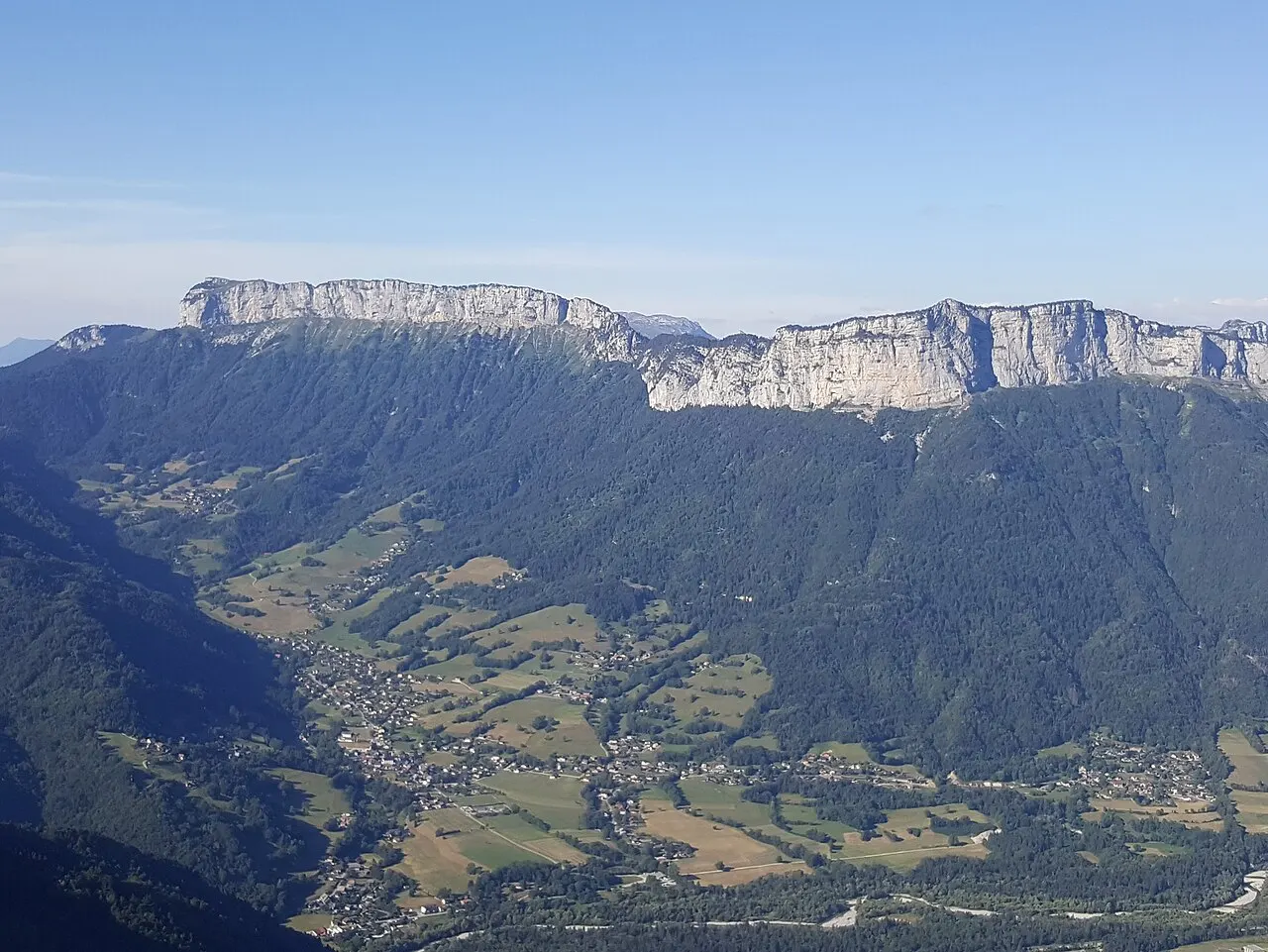 Vu d'ensemble du plateau du Parmelan depuis un survol au dessus du Mont Veyrier