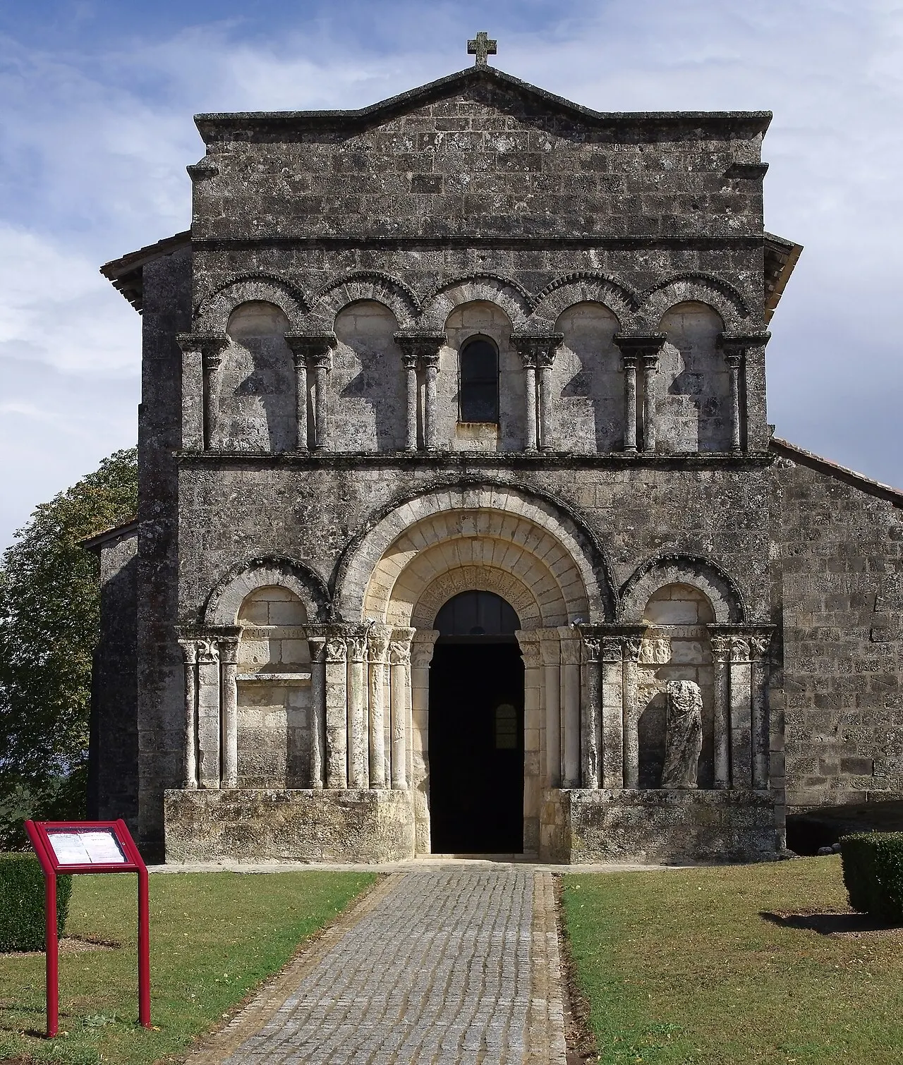 Façade de l'église Saint-Martial (XIIe et XVe siècles), Dirac, Charente, France.