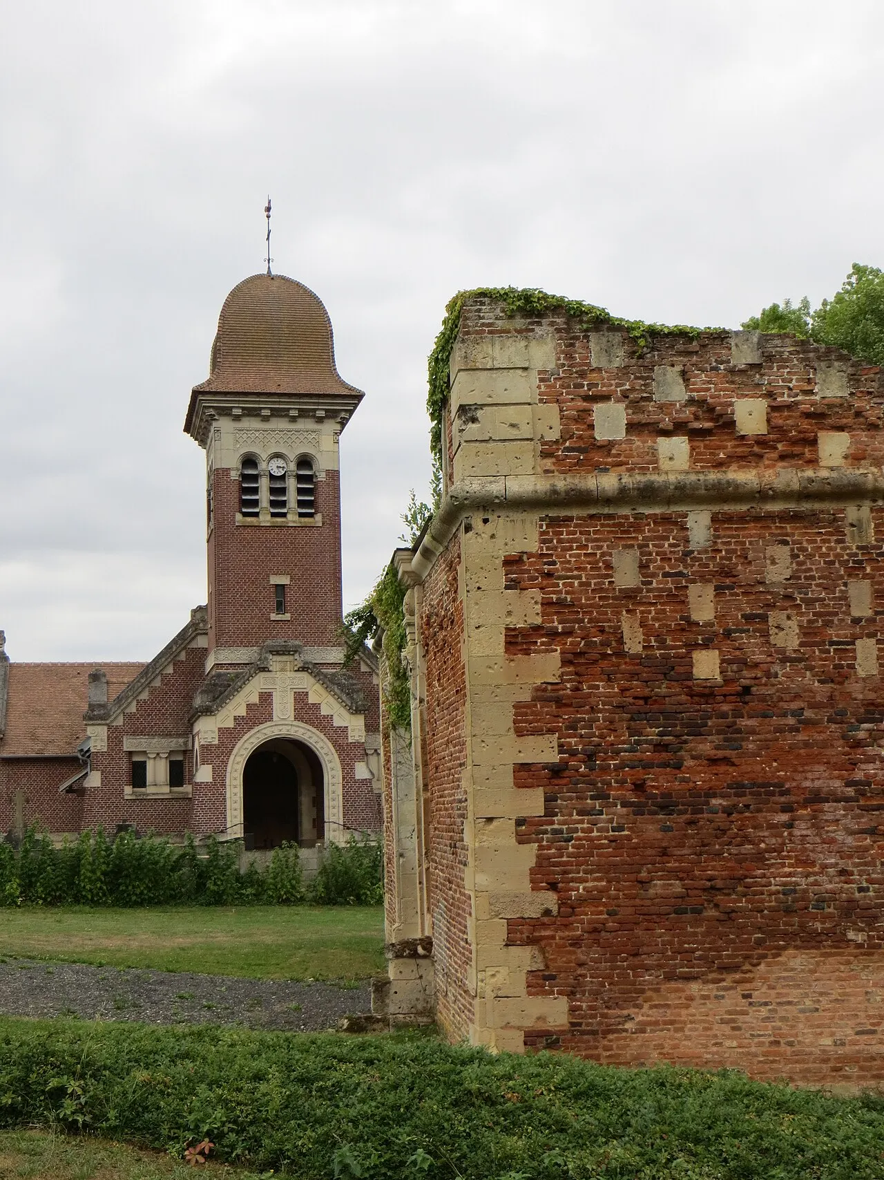 Vue de l'église et des restes de l'ancien portail du château