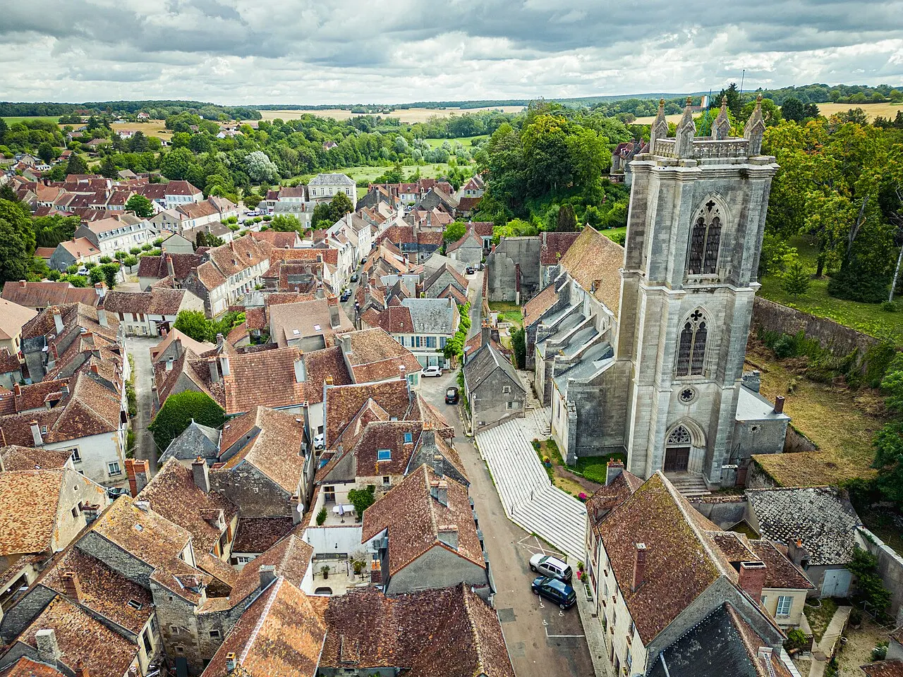 Vue aérienne de Donzy avec close up sur l'église
