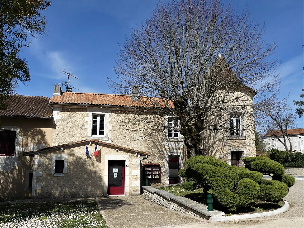La mairie de Douchapt, Dordpgne, France.