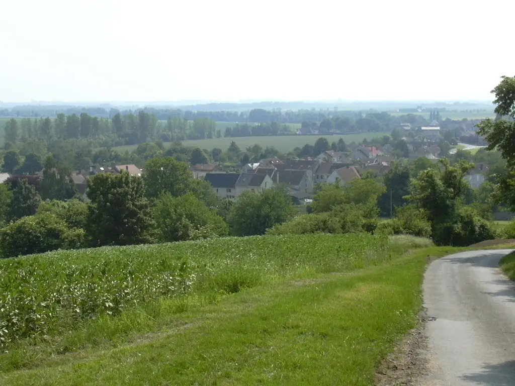 Le village de Doue en Seine-et-Marne (France), vu du sommet de la « Butte de Doue ».