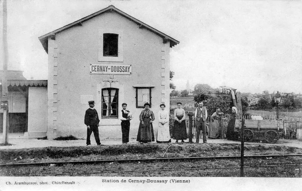 L'arrêt de Cernay-Doussay vers 1900, avec la maison du garde barrière, le passage à niveau et le quai de la halte.