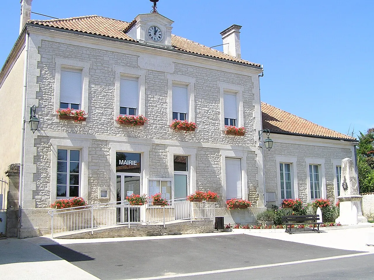 mairie de Douzat