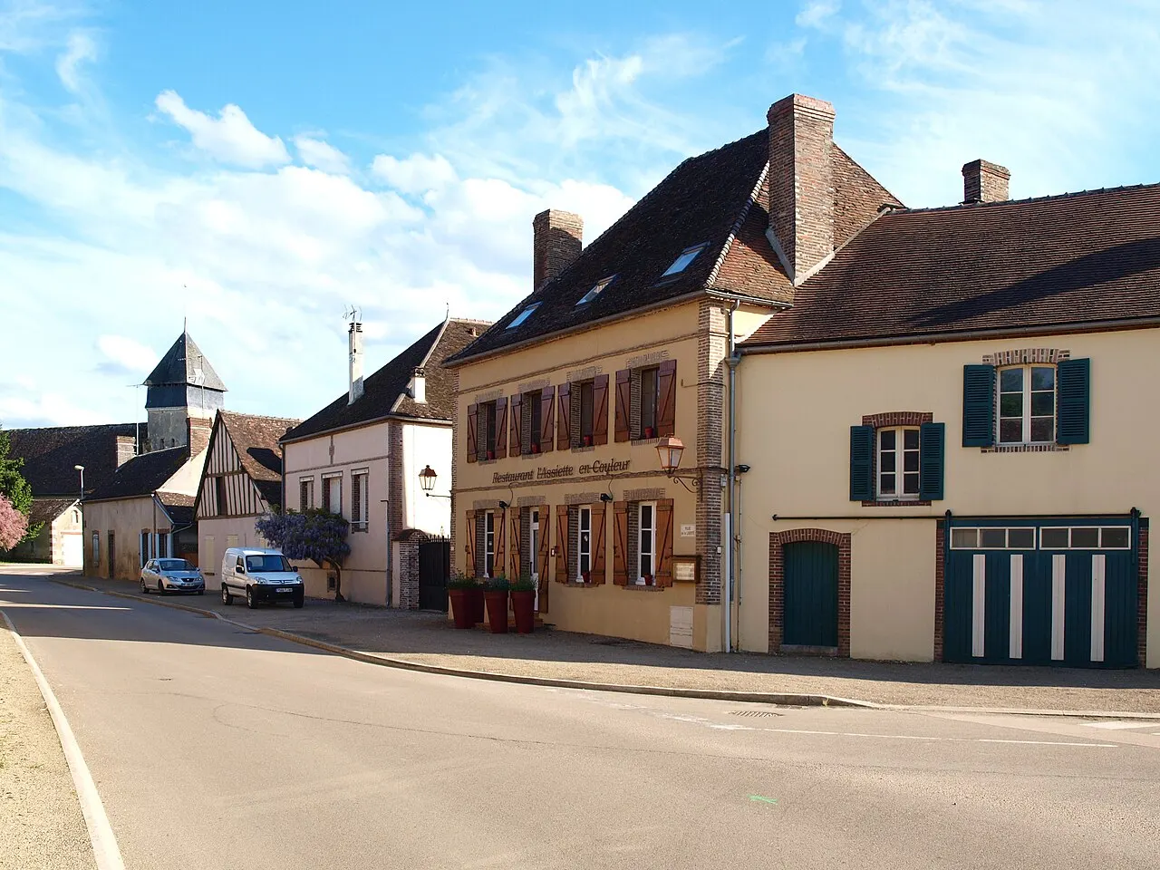 Dracy-sur-Ouanne (Yonne, France). Vue de la D 950, venant de Charny en direction du sud et de Toucy (la route continue vers l'est après le…
