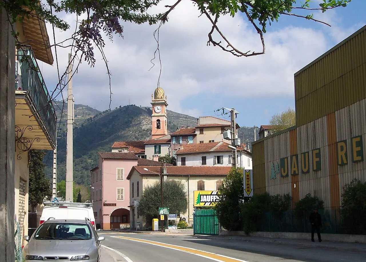 L'église et le vieux village vus de la route