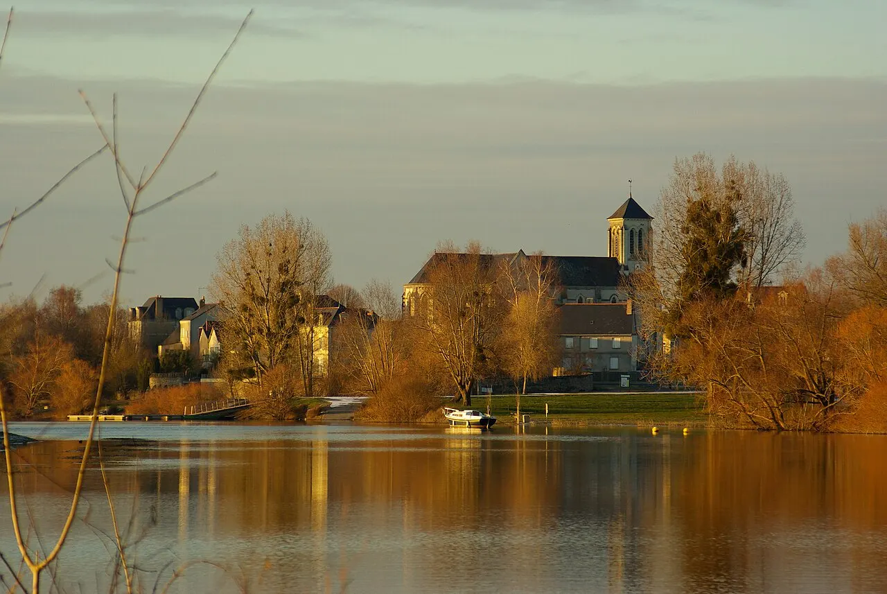 Vue d'Écouflant (Maine-et-Loire, France) depuis le bord de Sarthe.