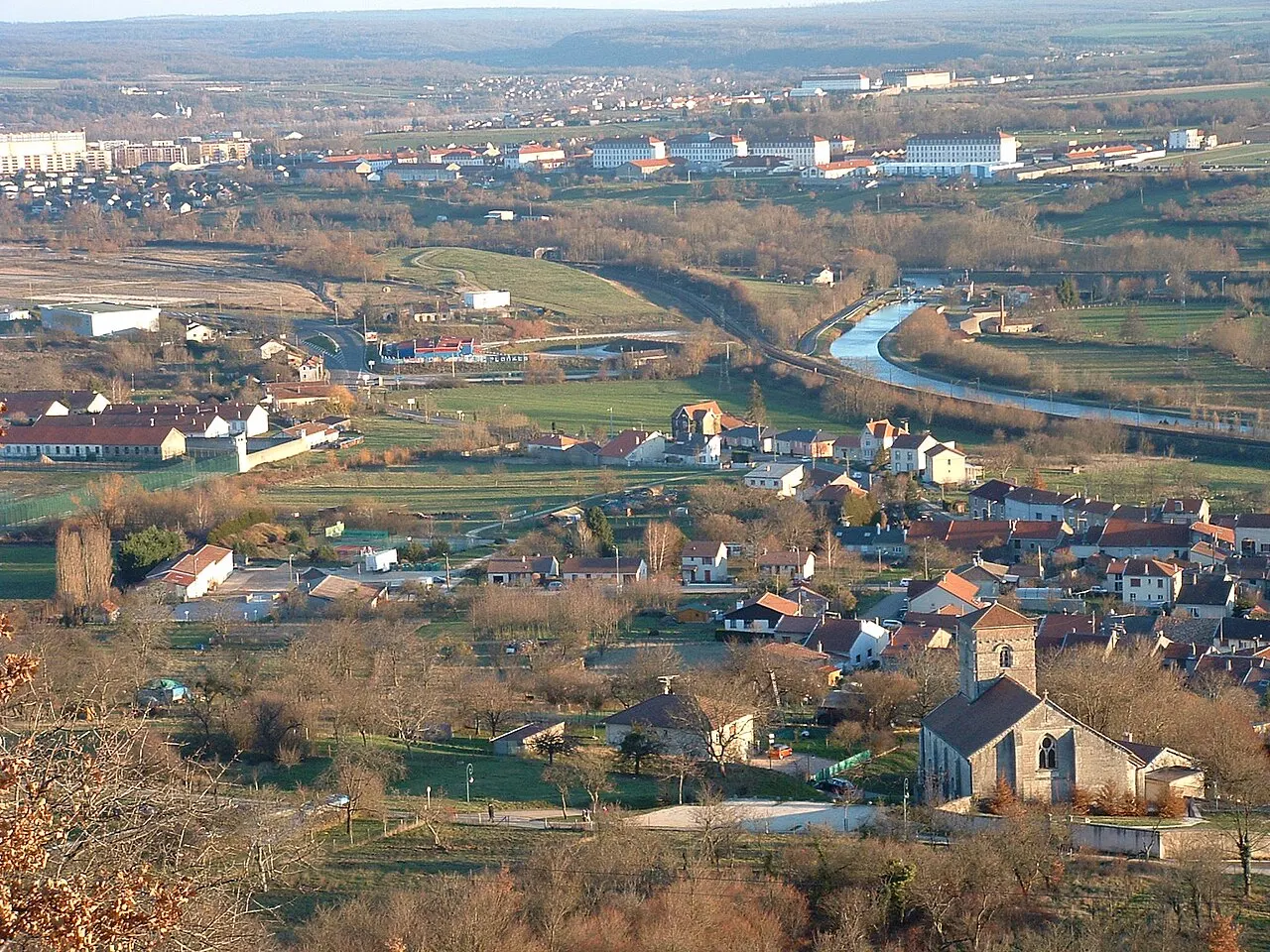 Vue du village d'Ecrouves depuis le plateau.