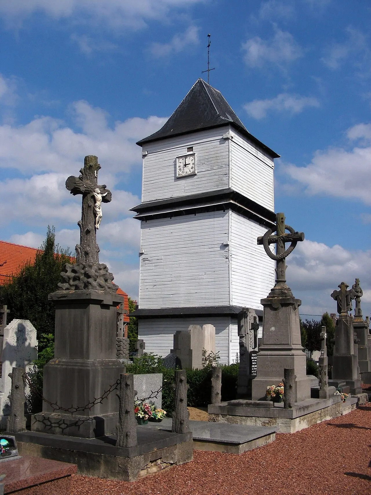 "Maison des cloches" : clocher en bois, séparé de l'église.