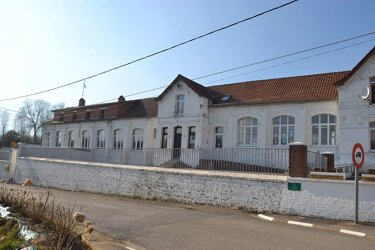 La mairie-école d'Embry avec son bureau de poste (à gauche) et sa salle des fêtes (à droite)