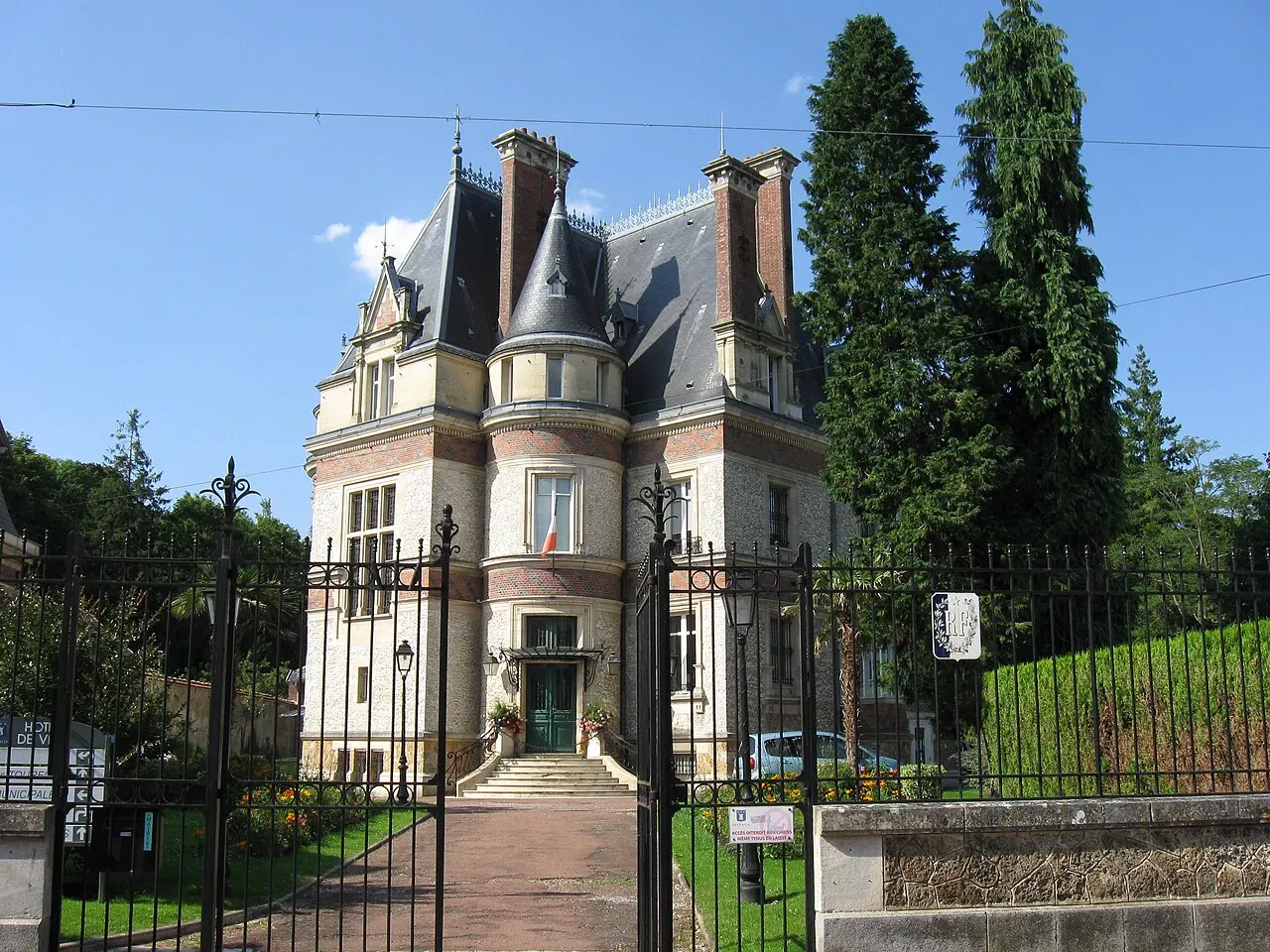 L'hôtel de ville d'Épernon. (Département d'Eure-et-Loir, région Centre).