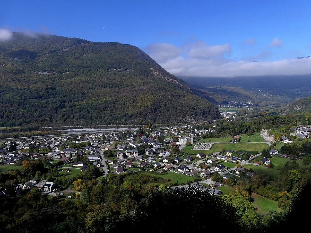 Vue, depuis les hauteurs est, du village d'Épierre dans la vallée de la Maurienne, en Savoie.