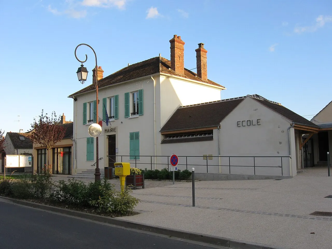 Mairie-école d'Épisy. (département de la Seine et Marne, région Île-de-France).