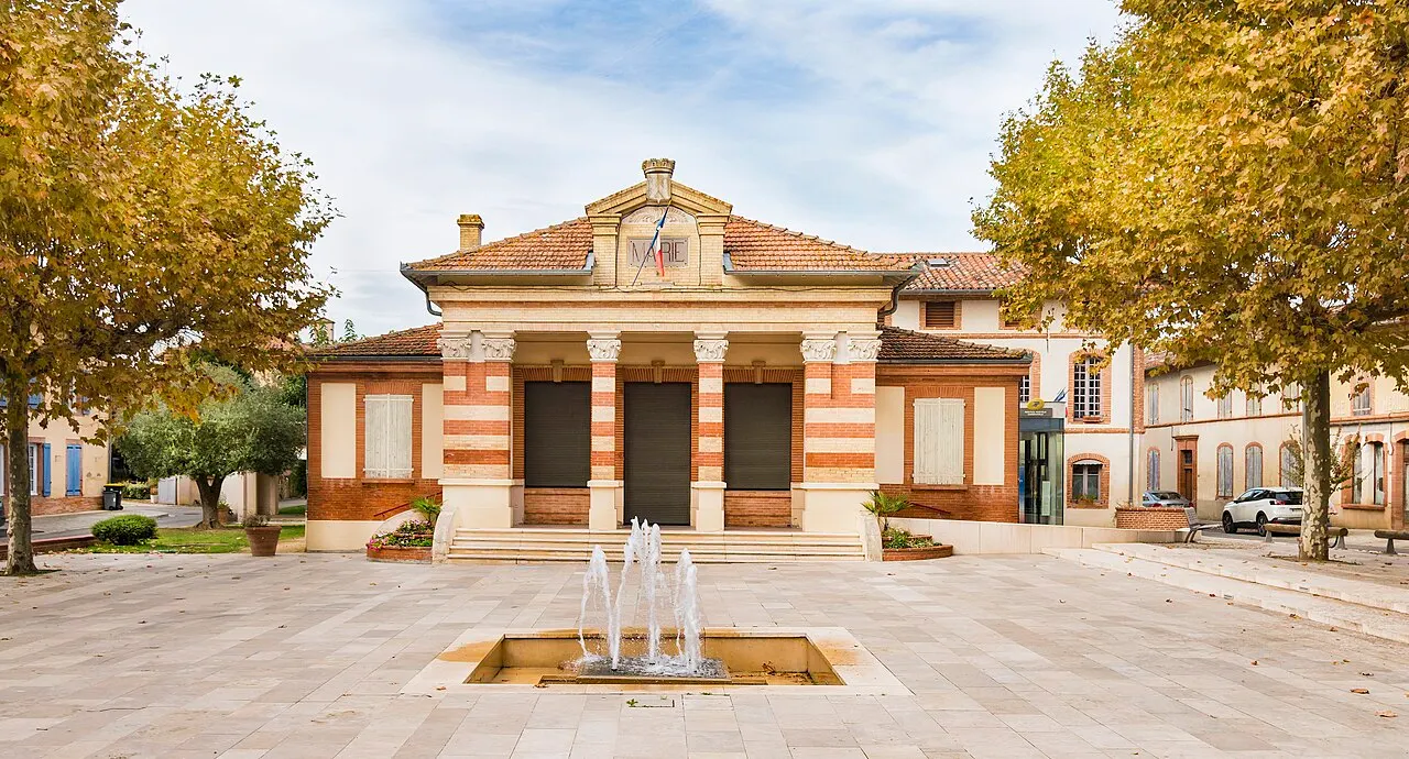 Escatalens Tarn-et-Garonne, France - la façade de la mairie.