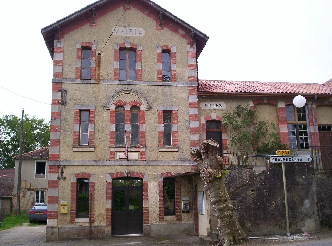 La mairie d'Espas au rez-de-chaussée, un appartement au-dessus et l'ancienne école, reconvertie en salle des fêtes, sur le côté.