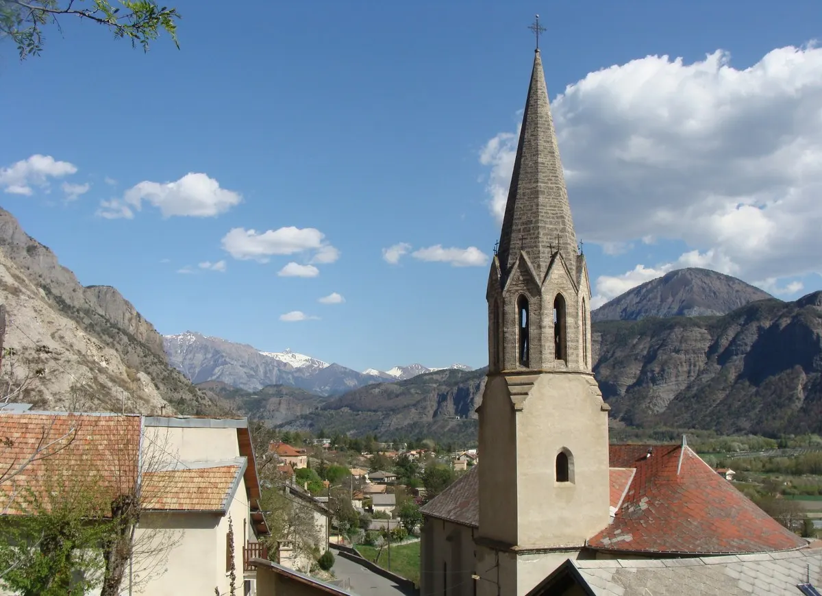 L'église et le village d'Espinasses (Hautes-Alpes). Au fond le massif des Ecrins.