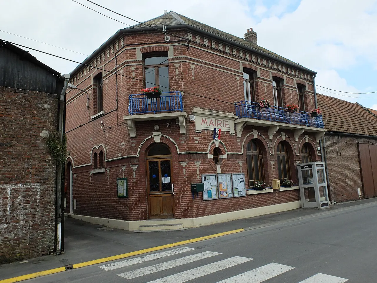 Vue de la mairie d'Étaing.