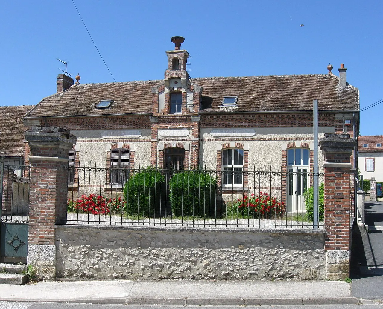 L'ancienne poste d'Everly; initialement bâtiment de l'école des filles. (Seine-et-Marne, région Île-de-France).