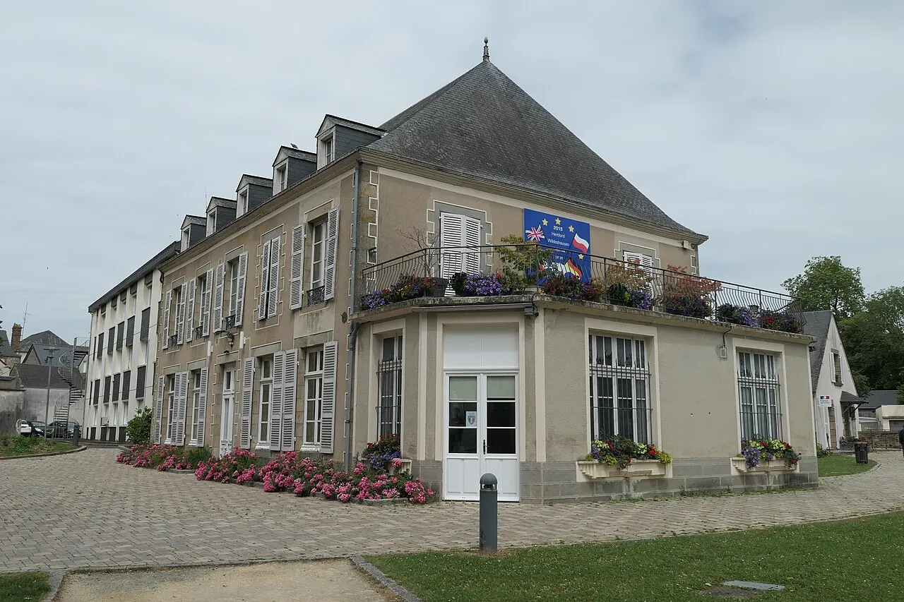 Mairie d'Évron (Mayenne, France), vue depuis le sud