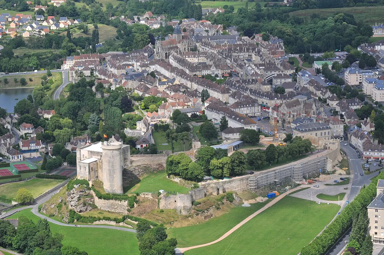 Le château de Falaise et le centre-ville.