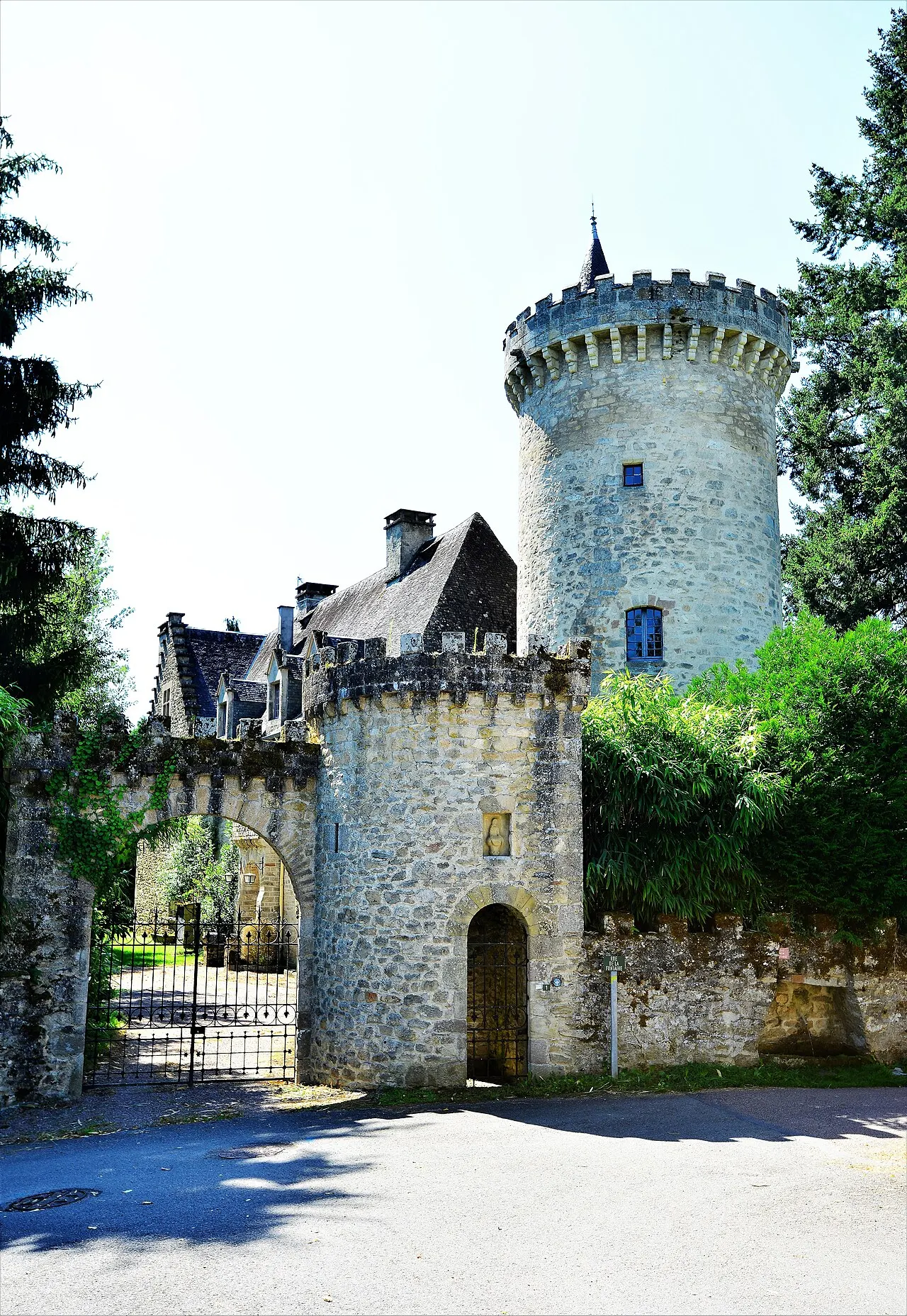 Le château de Favars, incendié en 1791, puis reconstruit au XIX ème siècle, avec sa tour plus ancienne classée aux monuments historiques et…