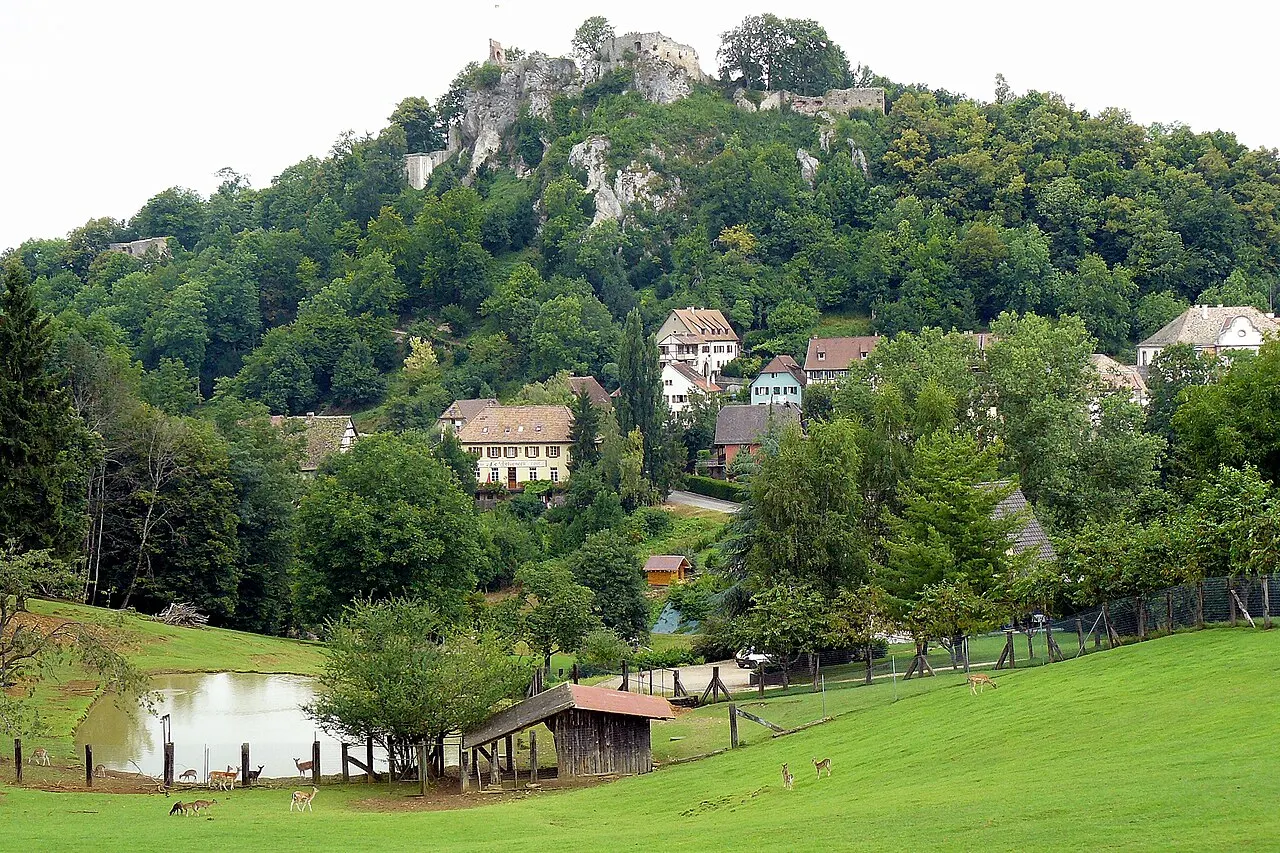 Ferrette (Haut-Rhin, France), vue partielle avec les ruines du château