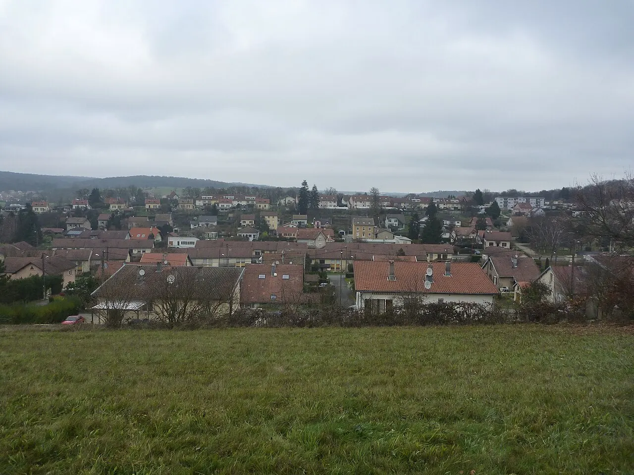 Photo offrant une vue partielle du village français de Fesche-le-Châtel