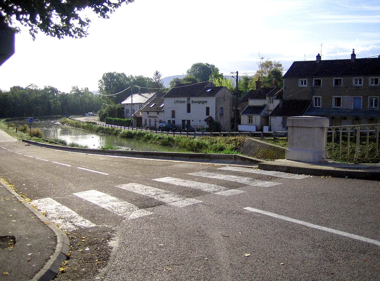 Fleurey-sur-Ouche (Côte-d'Or, France) - Le canal (vu en aval du pont, depuis le Monument aux Morts). Camera location47° 18′ 49.86″ N, 4°…