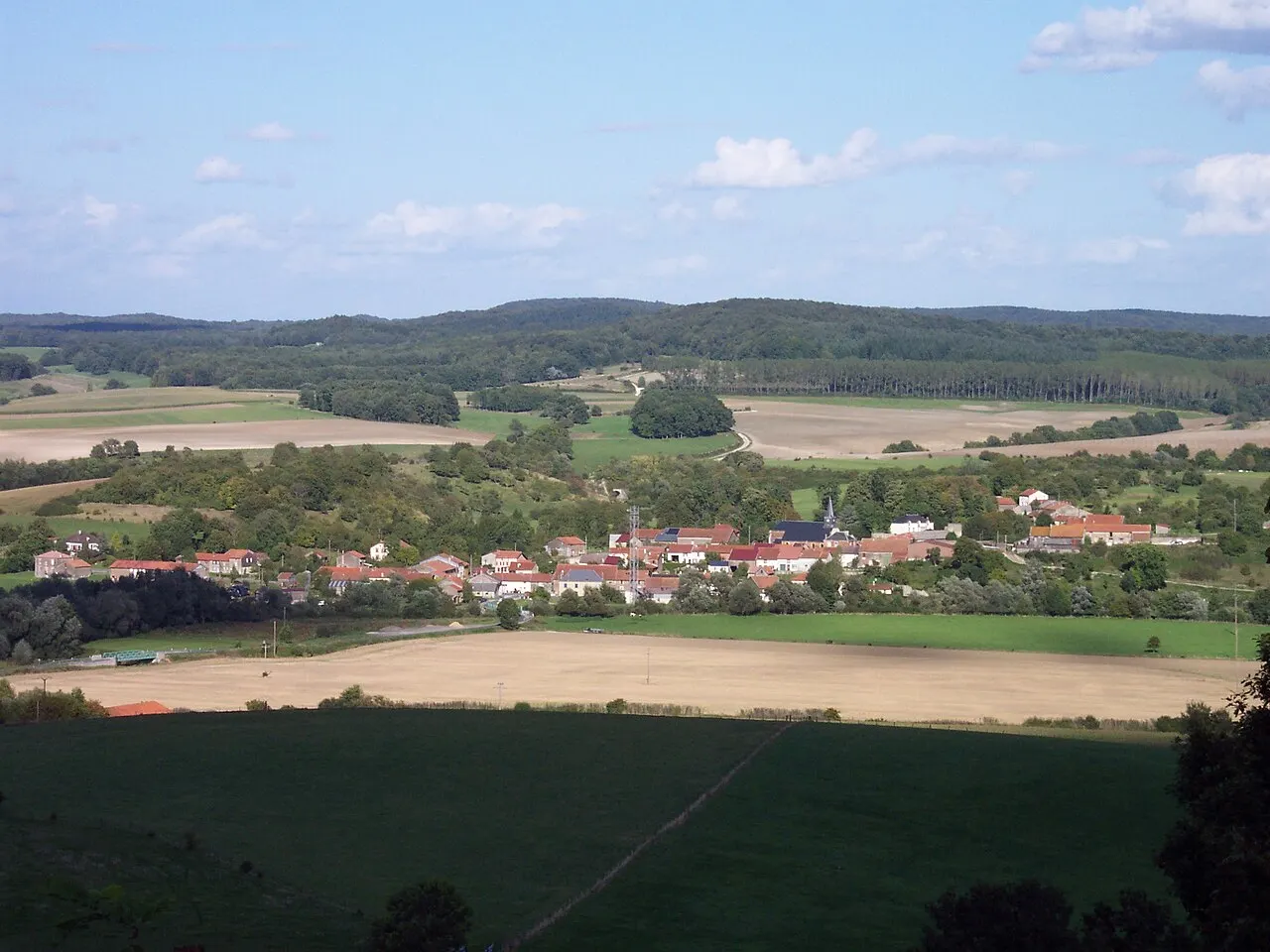Vue sur Fléville dans la vallée de l'Aire, depuis la colline de l'Argonne, Ardennes, Champagne-Ardenne, France.