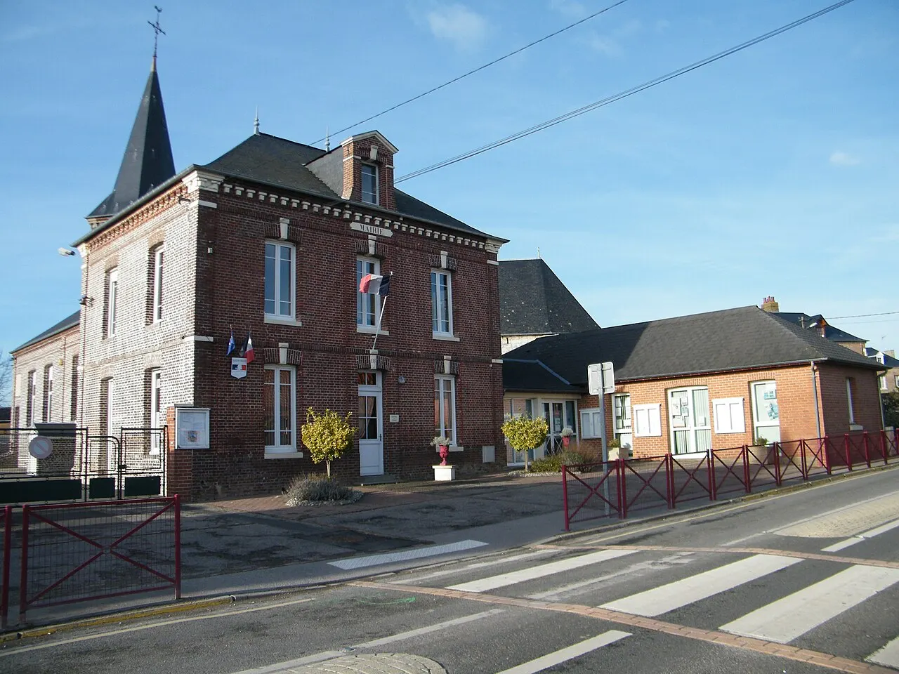 Mairie, près de l'église.