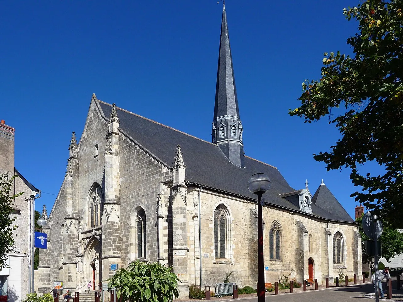Vue d'ensemble de l'église de Fondettes, photo prise du Sud Est.