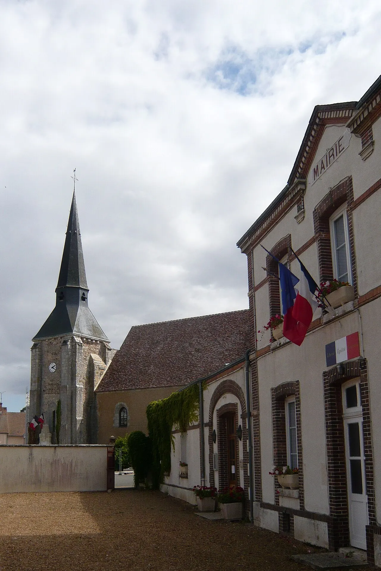 Mairie et église Saint-Séverin, Fontenay-sur-Eure, Eure-et-Loir (France).