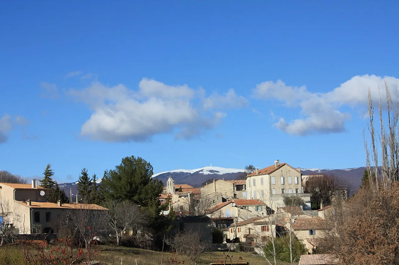 Village de Fontienne (Alpes-de-Haute-Provence) = premier plan. Montagne de Lure = second plan.