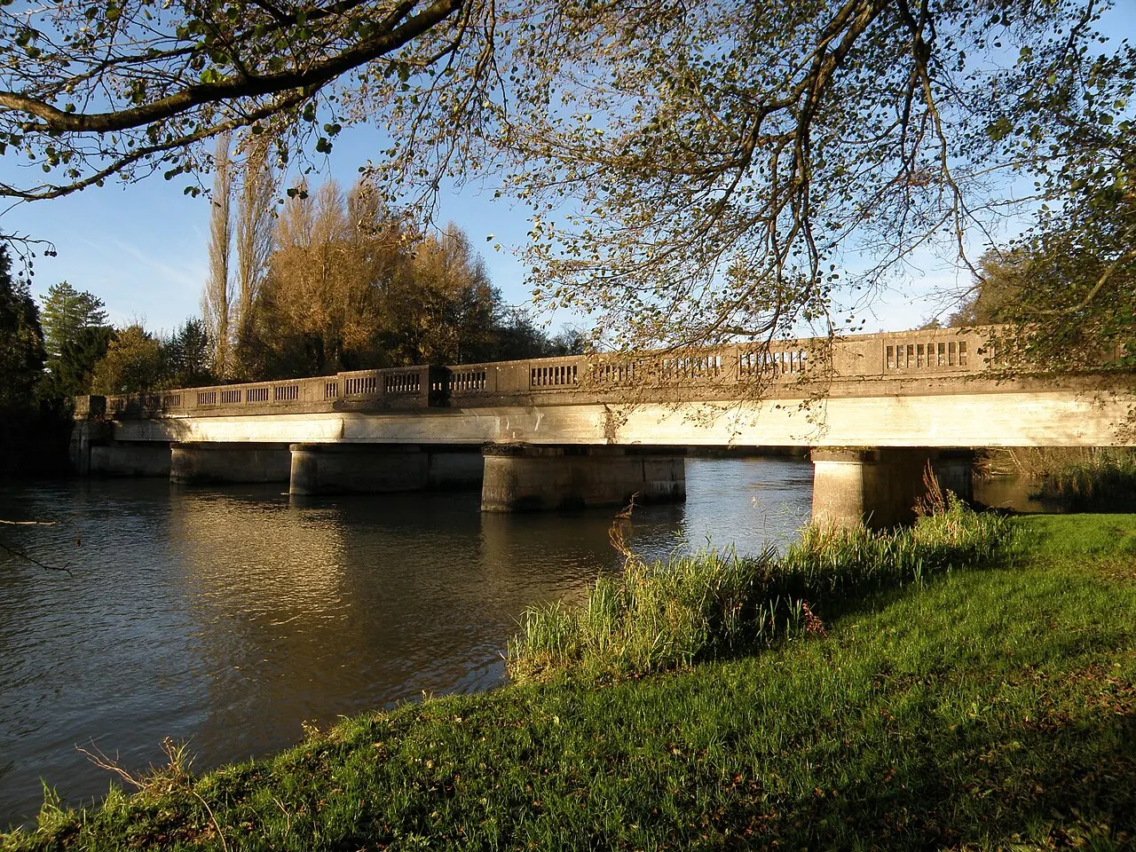 Viaduc ferroviaire sur la Seine de la ligne de Chemin de fer de Troyes à Châtillon-sur-Seine. 10260 Fouchères.