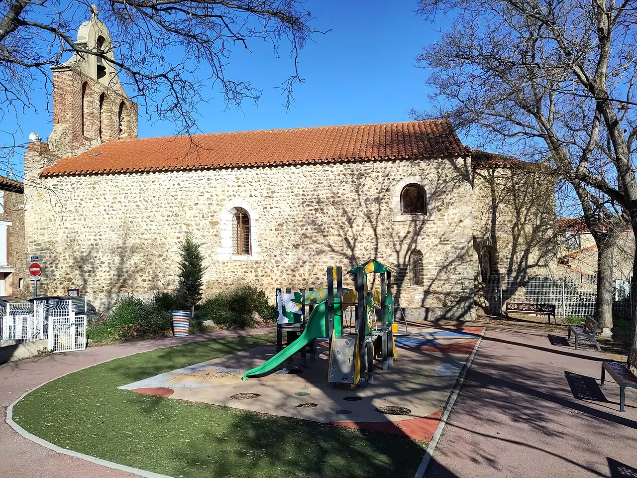 Aire de jeux accolée à l'église Saint-Martin de Fourques
