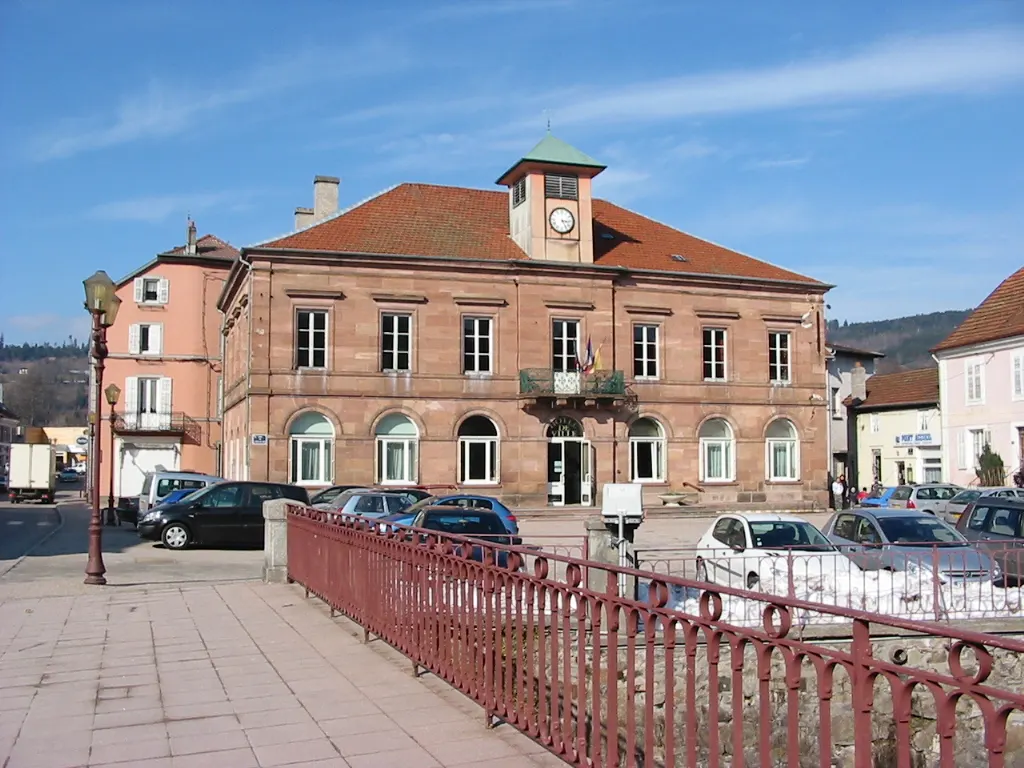 Hôtel de ville en grès rose de Fraize (Vosges, France).