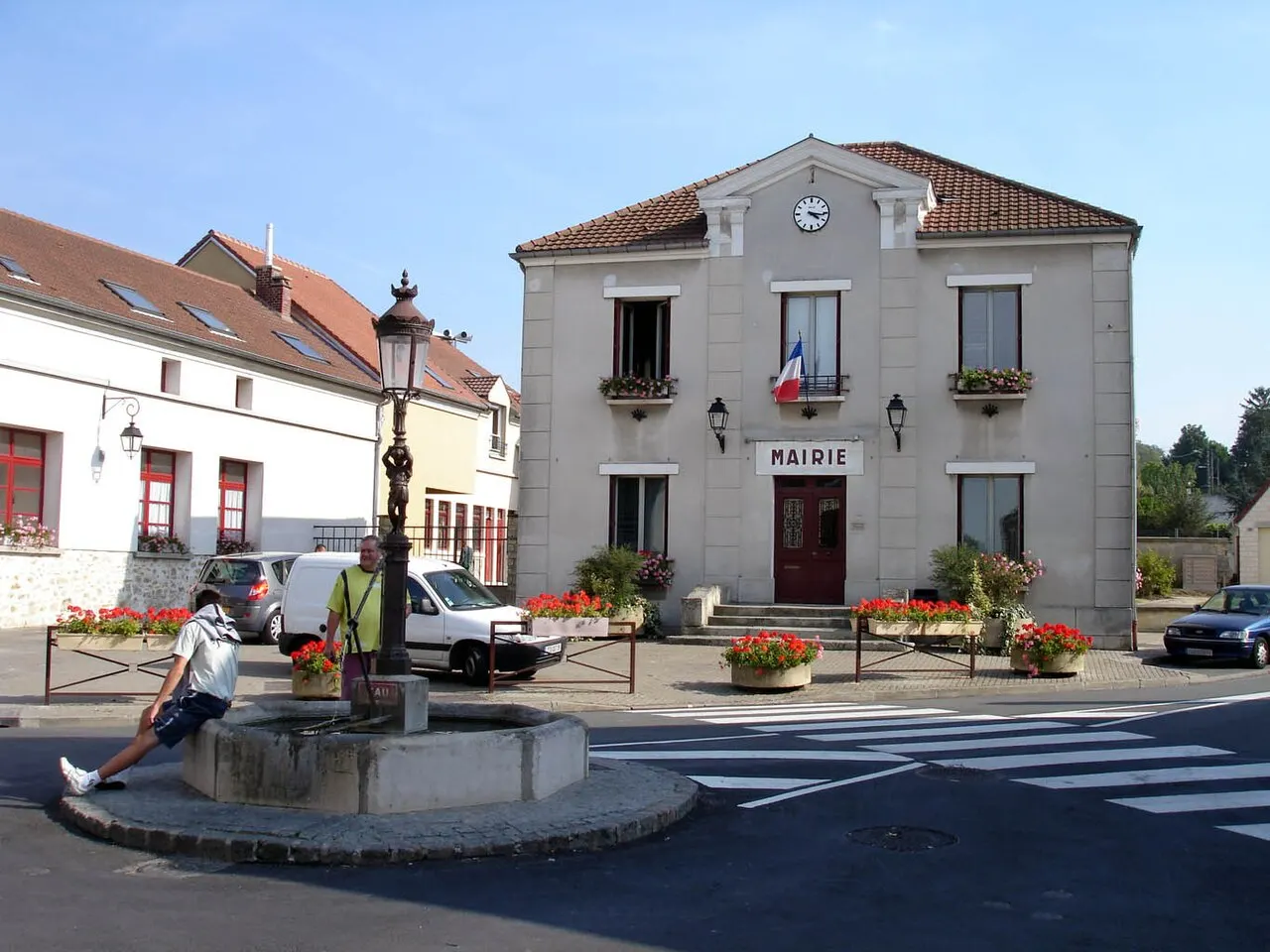 La Mairie et la fontaine à Frépillon (Val-d'Oise), France. Place de la Mairie