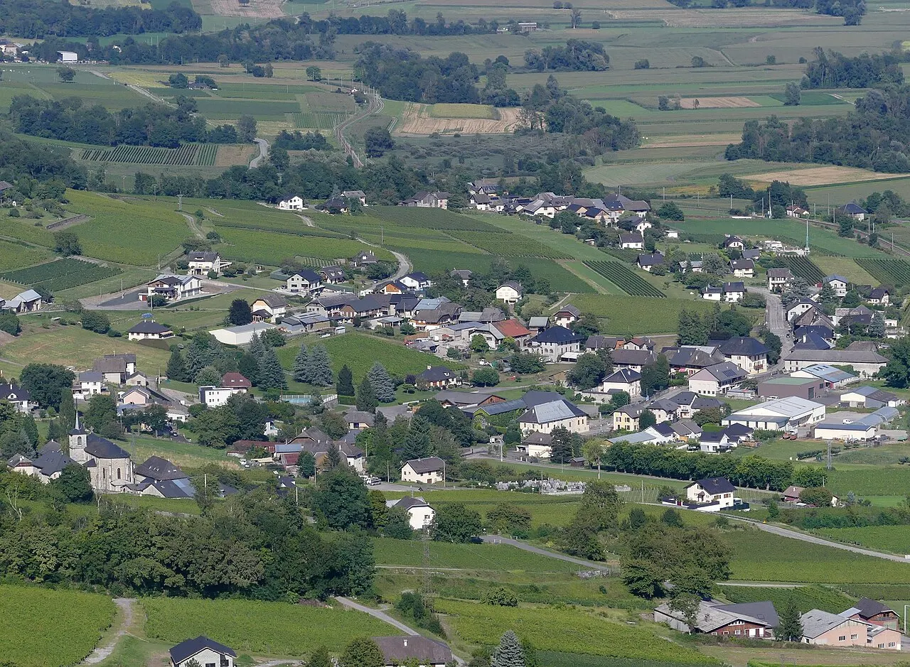 Vue, depuis le château de Miolans, du village de Fréterive en Savoie.