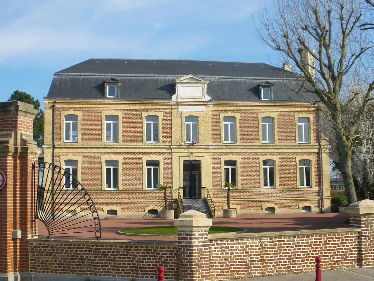 Vue de la mairie de Fréthun.
