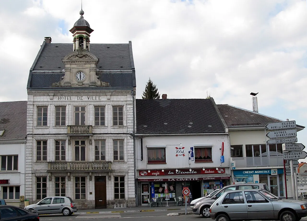 Frévent (Pas-de-Calais, France) - L'hôtel-de-ville. .