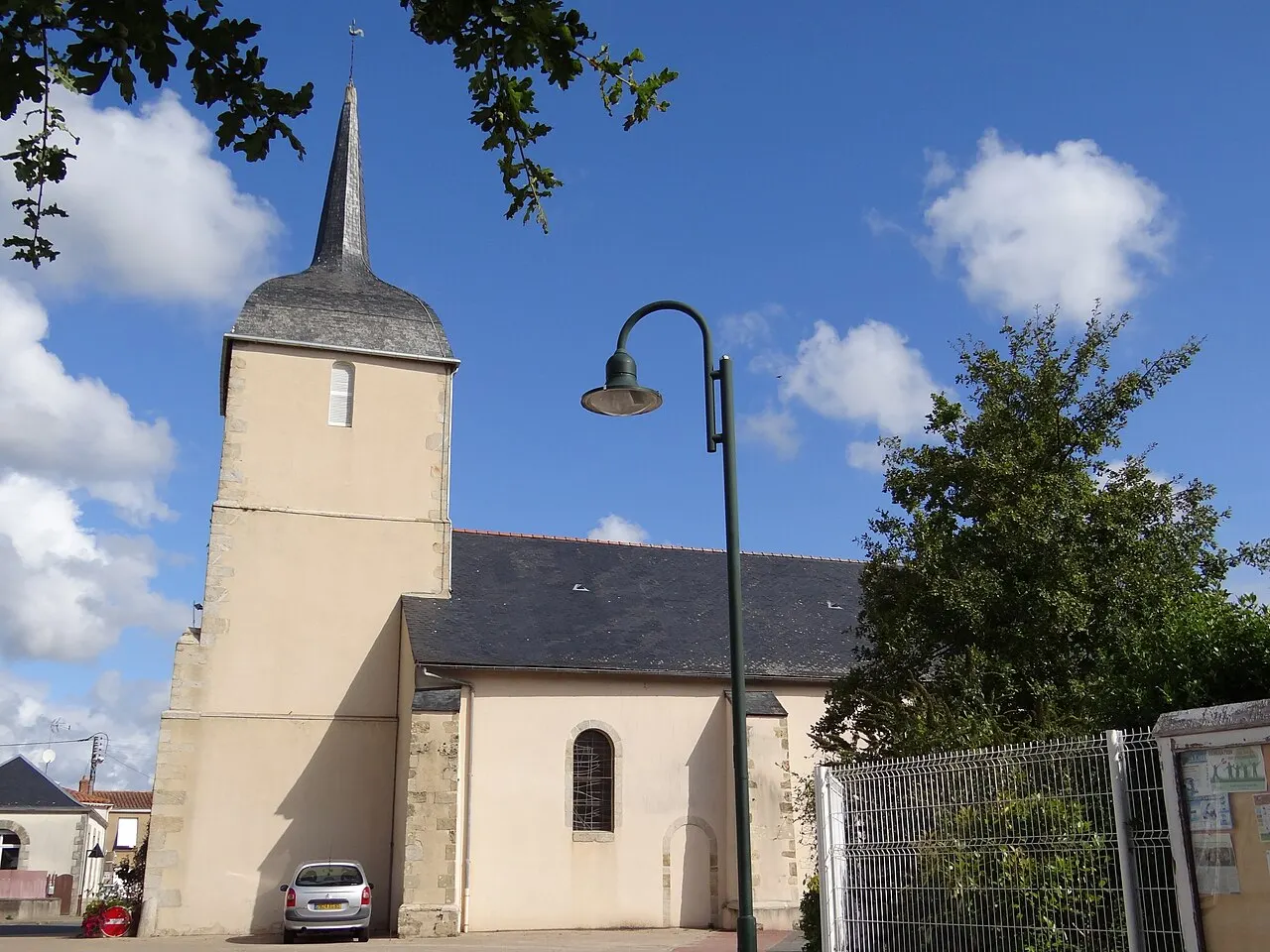 Vue de l'église de la commune de Froidfond en Vendée.