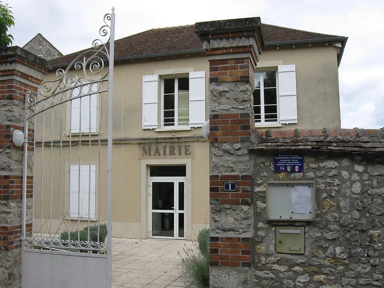 Mairie de Fromont. (département de Seine-et-Marne, région Île-de-France).