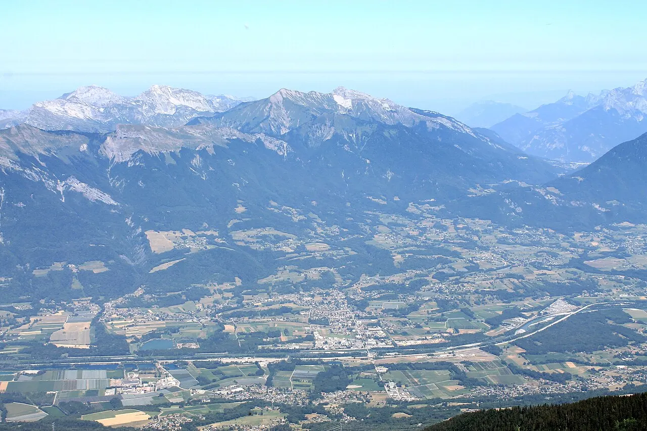 Frontenex depuis le Grand Arc. Au fond le massif des Bauges avec, sur la droite, le col de Tamié