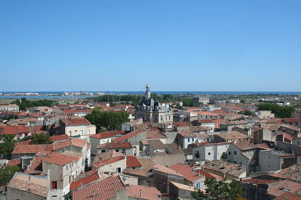 Frontignan (Hérault) - vue sur le vieux village, la mairie, les étangs, la mer - photo prise depuis le clocher.