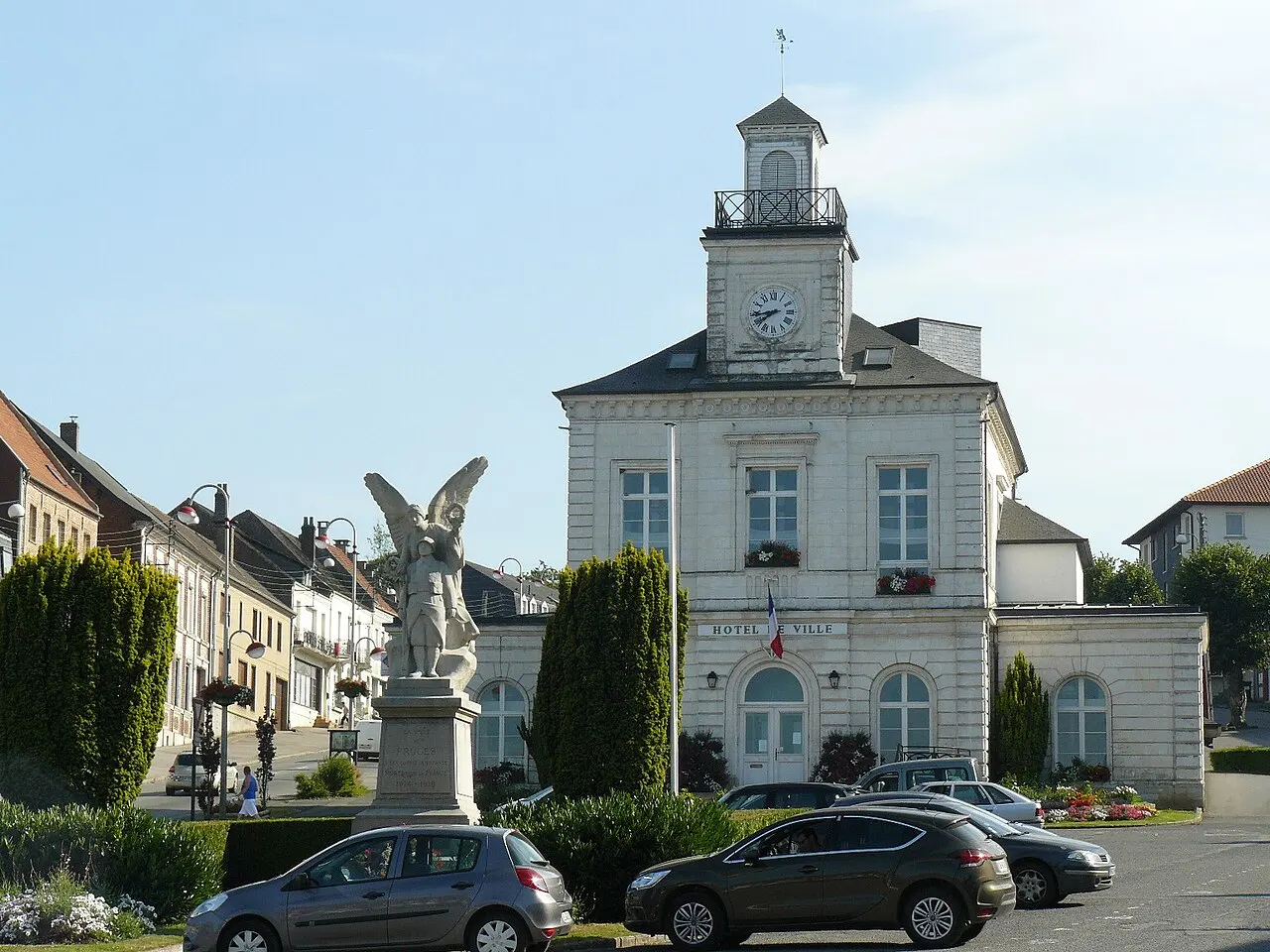 Mairie et monument aux morts de Fruges