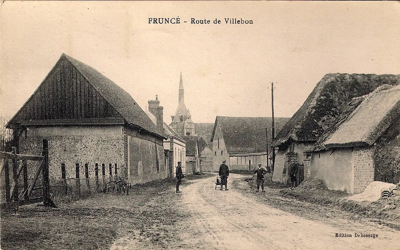 Vue générale de Fruncé à partir de la route de Villebon, Eure-et-Loir (France).