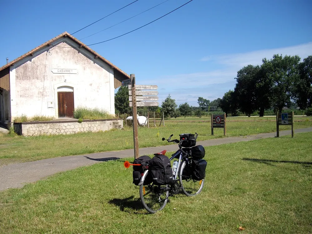Début de la voie verte du Marsan et de l'Armagnac à l'ancienne gare de Gabarret (Landes, France).