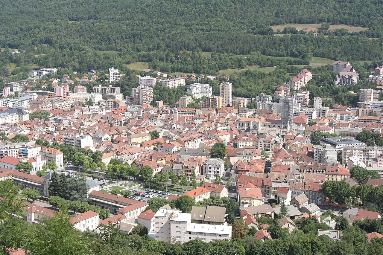vue de Gap depuis la colline de Puymaure un été 2017. on notera la cathédrale, bien visible, en rénovation.
