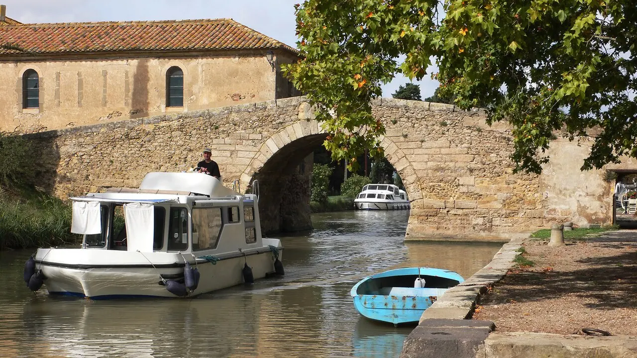 France : Pont sur le Canal du Midi au Somail (Aude)