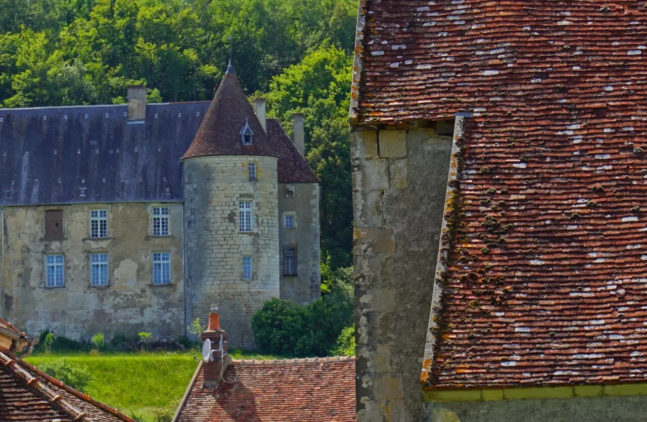 Giry, Chateau XIV-XVIeme, Vue depuis le village